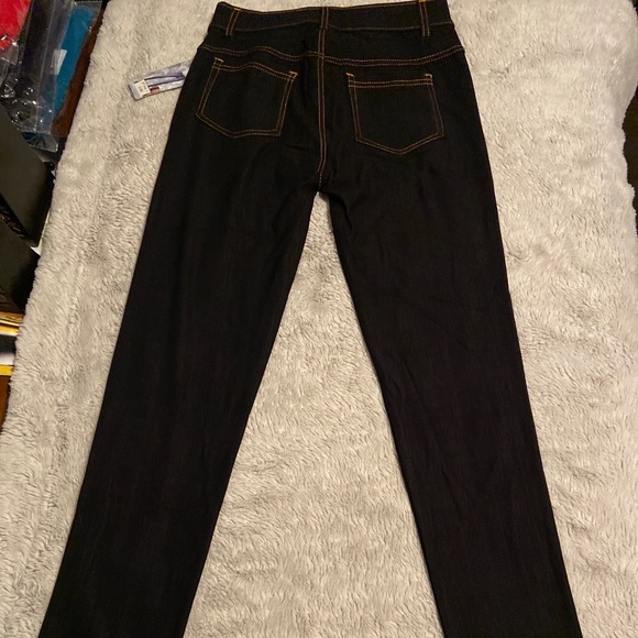 Stretching Jeans - Picture 2 of 2